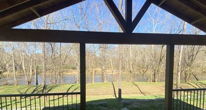 Tranquil Riverside Retreat: 10 Minutes from Downtown Huntsville