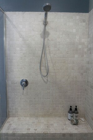Een douche, een haardroger, handdoeken, zeep