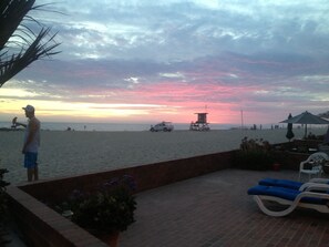 Beach nearby, sun-loungers, beach towels