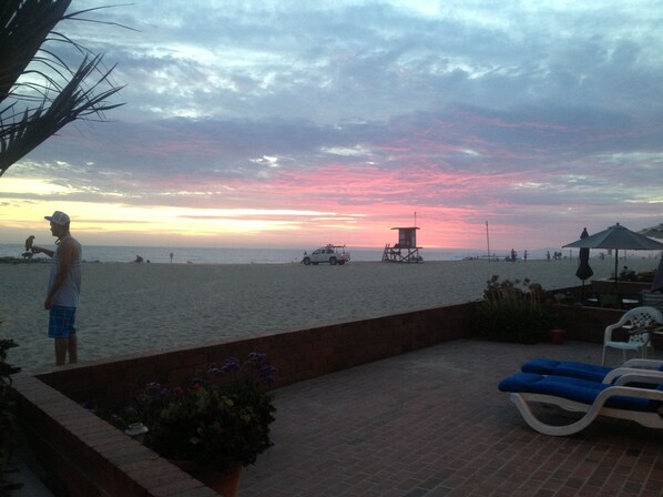 Beach nearby, sun-loungers, beach towels