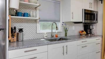 Een koelkast, een microgolfoven, een koffiezetapparaat/waterkoker