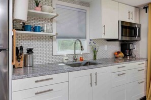 冰箱、微波炉、茶具/咖啡用具、烤面包机