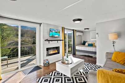 Tiny House w/ Mountain View’s & Hot Tub