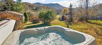 Tiny House w/ Mountain View’s & Hot Tub