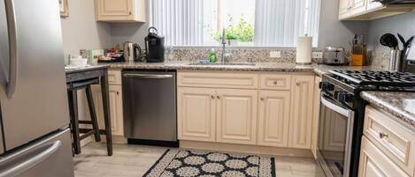 Refrigerador, microondas, horno, placa de cocina