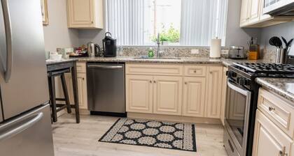 TASTEFULLY RENOVATED 4BR HOME with PRIVATE PATIO in NoHo ARTS DISTRICT p13