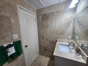 Regadera, secadora de cabello, toallas, jabón 