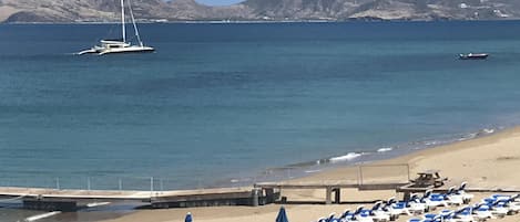 En la playa, camastros y toallas de playa