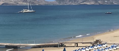 Sulla spiaggia, lettini da mare, teli da spiaggia