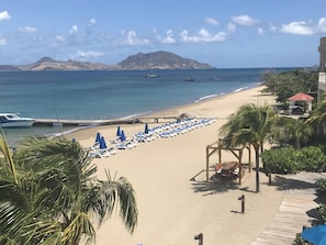 Plage, chaises longues, serviettes de plage