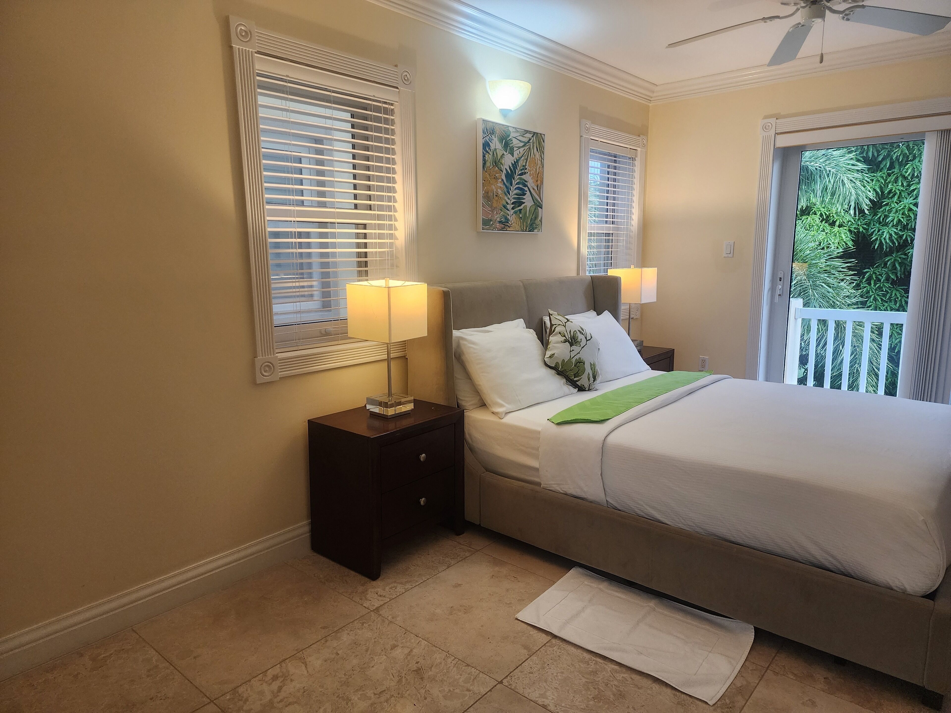 2 makuuhuonetta, tallelokero huoneessa, silitysrauta/-lauta