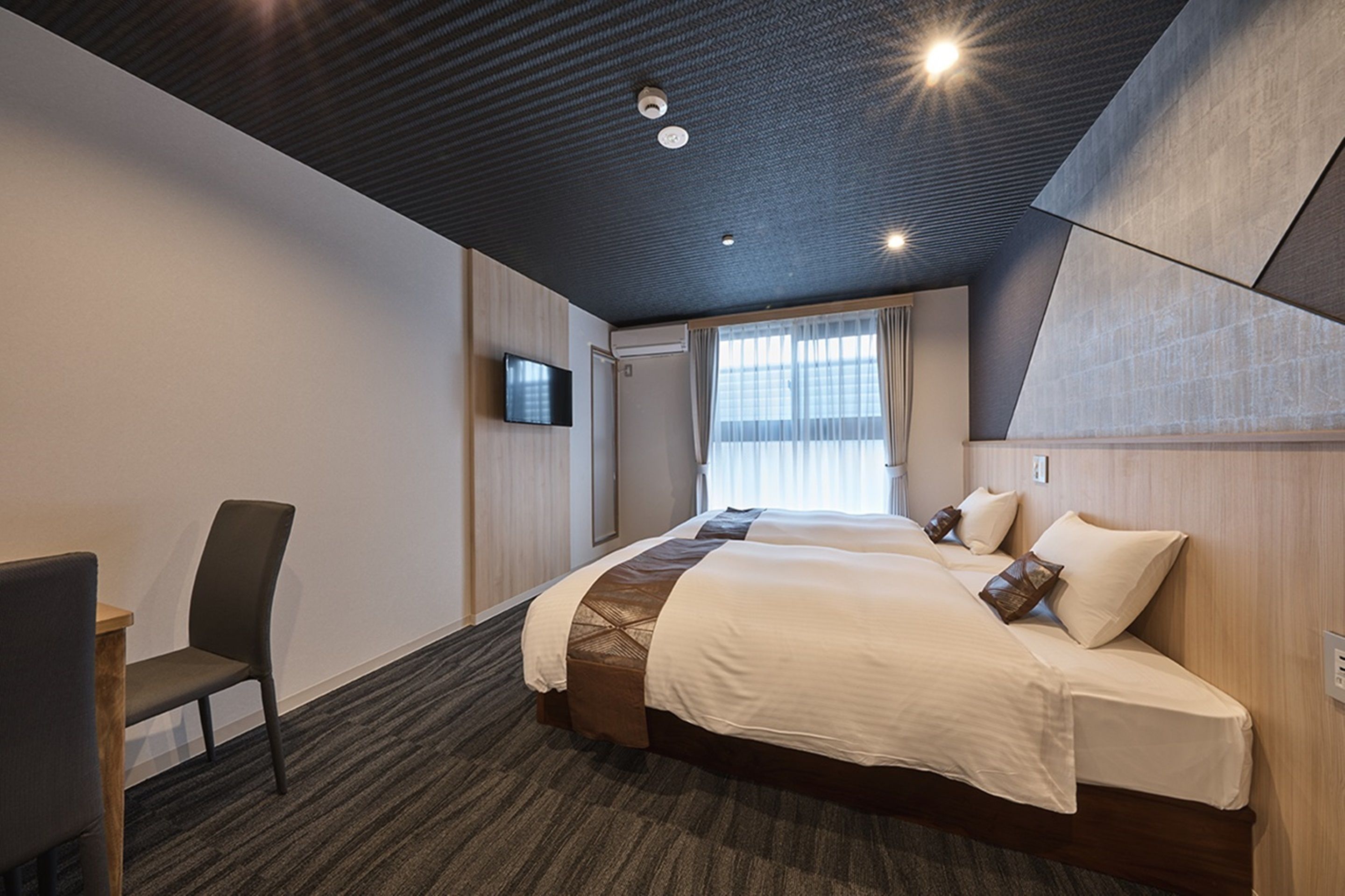 Large Twin Room | In-room dining