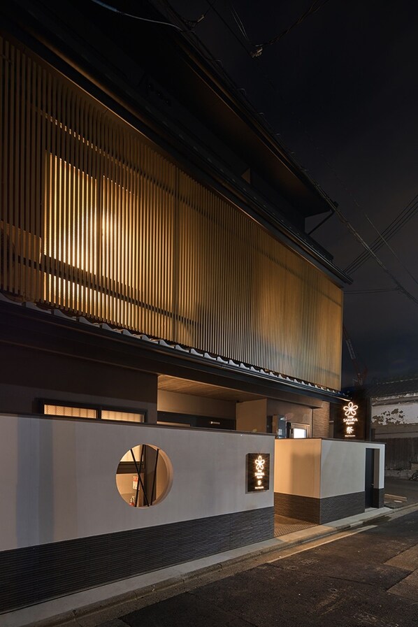 Front of property - evening/night - Stay SAKURA  Kyoto Matsuri (Kyoto)