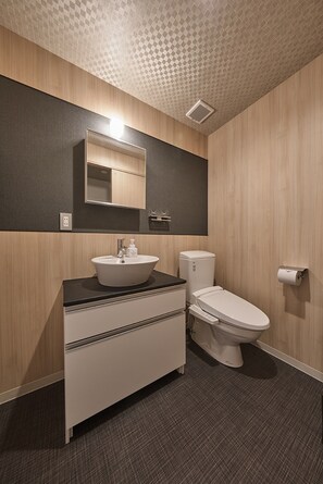 Duschwanne, kostenlose Toilettenartikel, Haartrockner, Hausschuhe