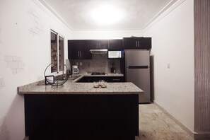 Kühlschrank, Mikrowelle, Herdplatte, Wasserkocher mit Kaffee-/Teezubehör