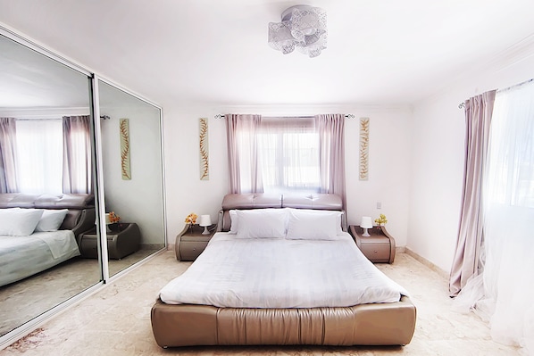 4 Schlafzimmer, Zimmersafe, Bügeleisen/Bügelbrett, Internetzugang