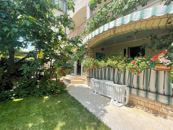 Property grounds - Holiday apartment with garden and terrace (Rovinj)