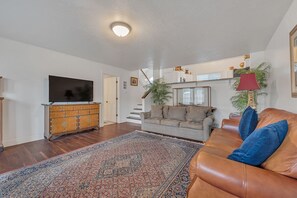 Téléviseur, table de baby-foot, table de ping-pong