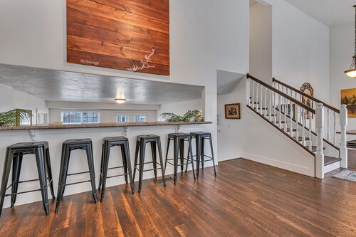 Provo Peach House - Sleeps 18