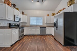 Een koelkast, een magnetron, een oven, een kookplaat