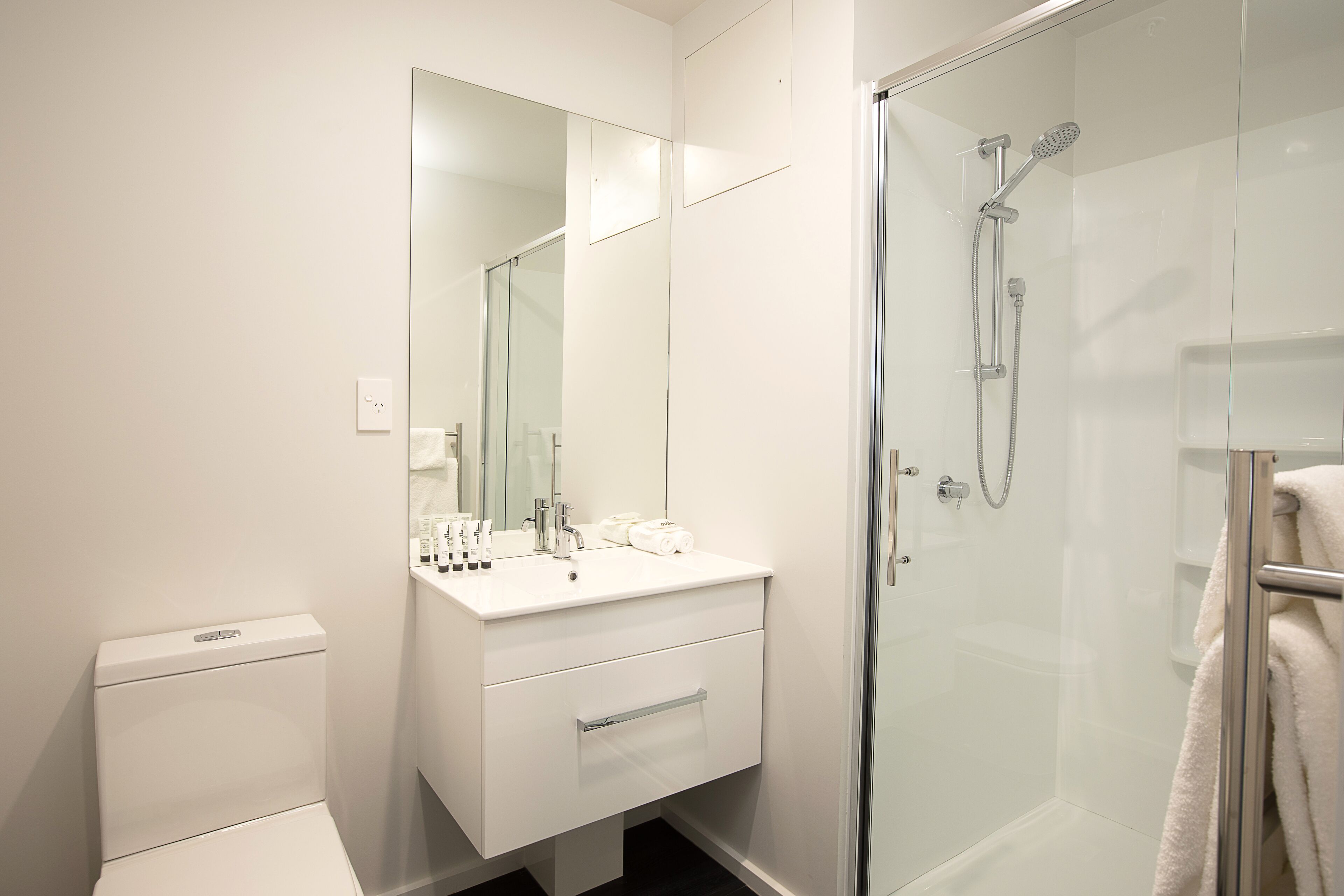 shower, rainfall showerhead, free toiletries, hair dryer