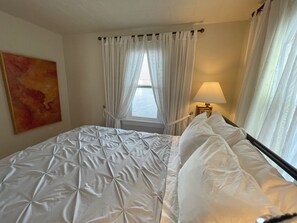 2 bedrooms, free WiFi, bed sheets - Eagle View Suite: Waterfront, Swim, Patio, Walkable Eat & Shop (Sturgeon Bay)