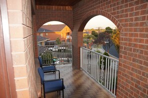 Comfort Townhome, 5 Bedrooms | Balcony