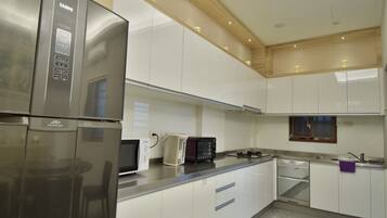 Refrigerador em uma área comum, chaleira elétrica