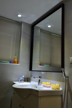 標準雙床房, 2 張單人床 | 浴室 | 淋浴設備、淋浴花灑、免費盥洗用品、吹風機