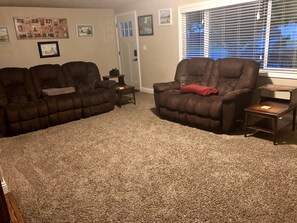 Een televisie, boeken en een filmbibliotheek