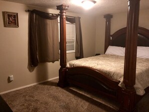 3 slaapkamers, een strijkplank/strijkijzer, wifi, beddengoed