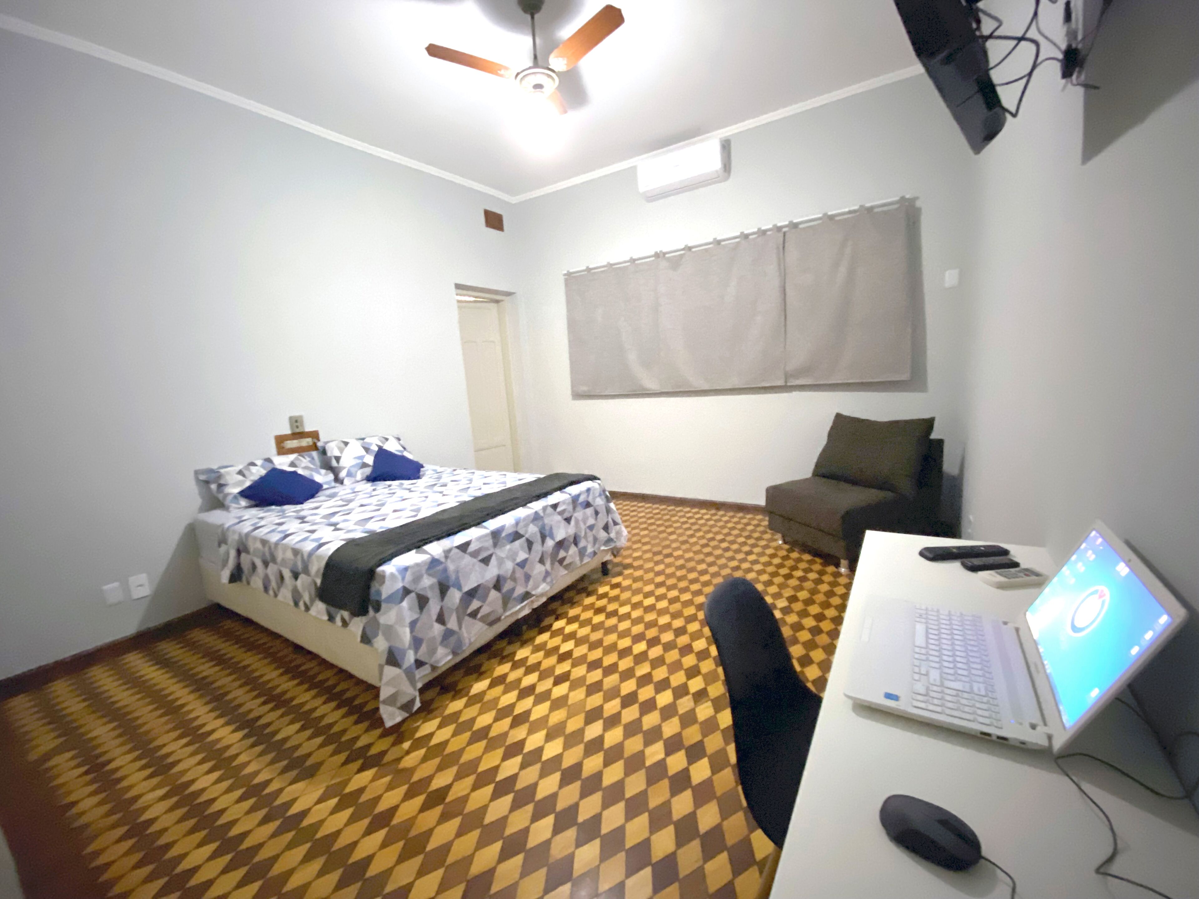 5 dormitorios, escritorio, wifi gratis y ropa de cama