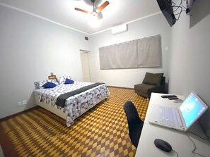 5 bedrooms, desk, free WiFi, bed sheets