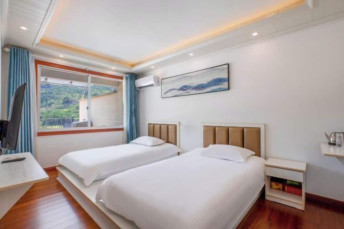 1 bedroom, individually decorated, individually furnished