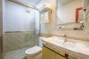 Exklusivt dubbelrum - utsikt mot bergen | Badrum | Dusch, regndusch, gratis toalettartiklar och hårtork