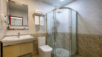 Elite Twin kamer, uitzicht op heuvels | Badkamer | Een douche, een regendouche, gratis toiletartikelen, een haardroger