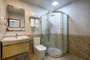 Chambre Élite avec lits jumeaux, vue sur la colline | Salle de bain | Douche, douche cascade, articles de toilette (gratuits)