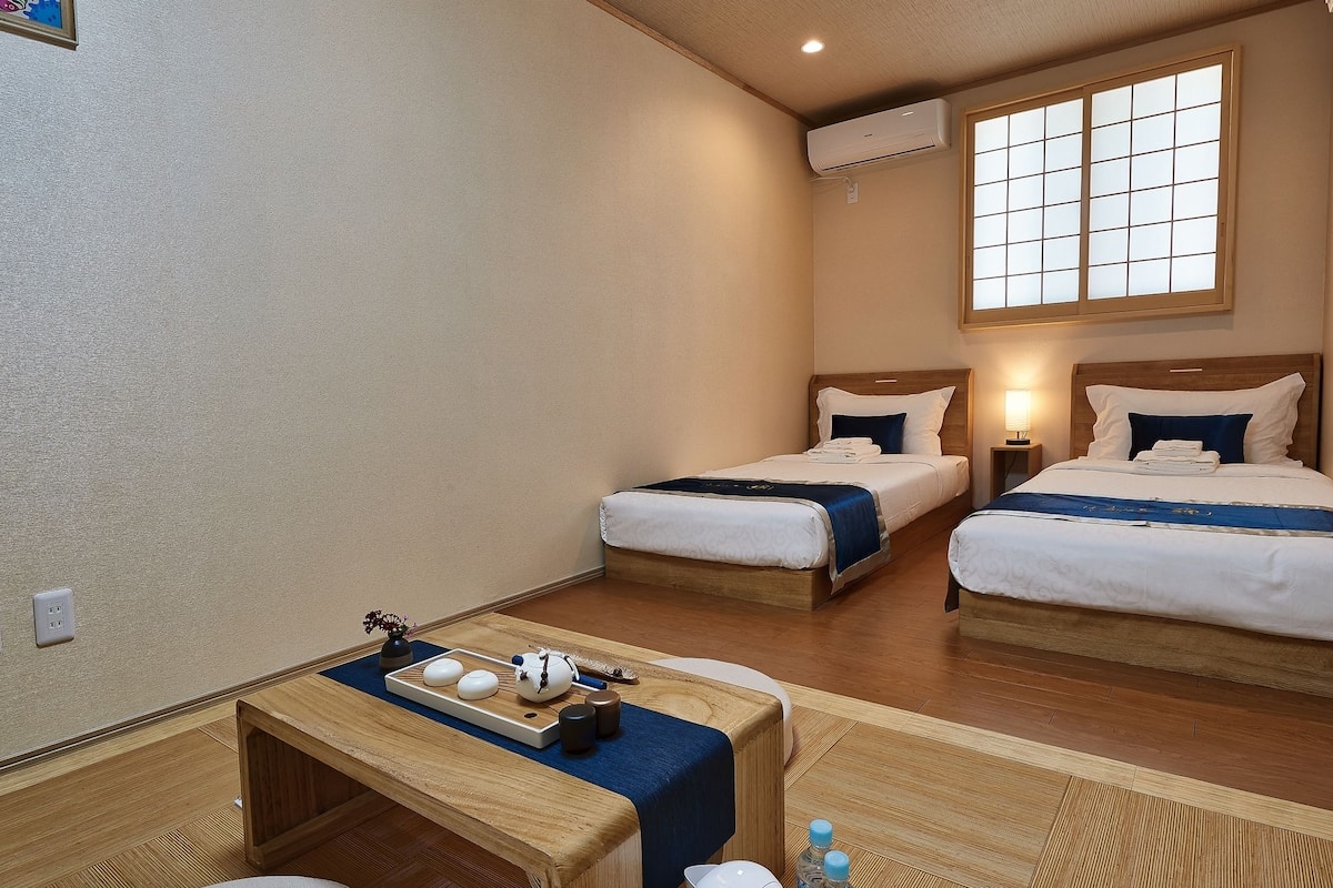 western style room, 2 twin beds with shared bathroom | hypo-allergenic bedding, desk, bed sheets