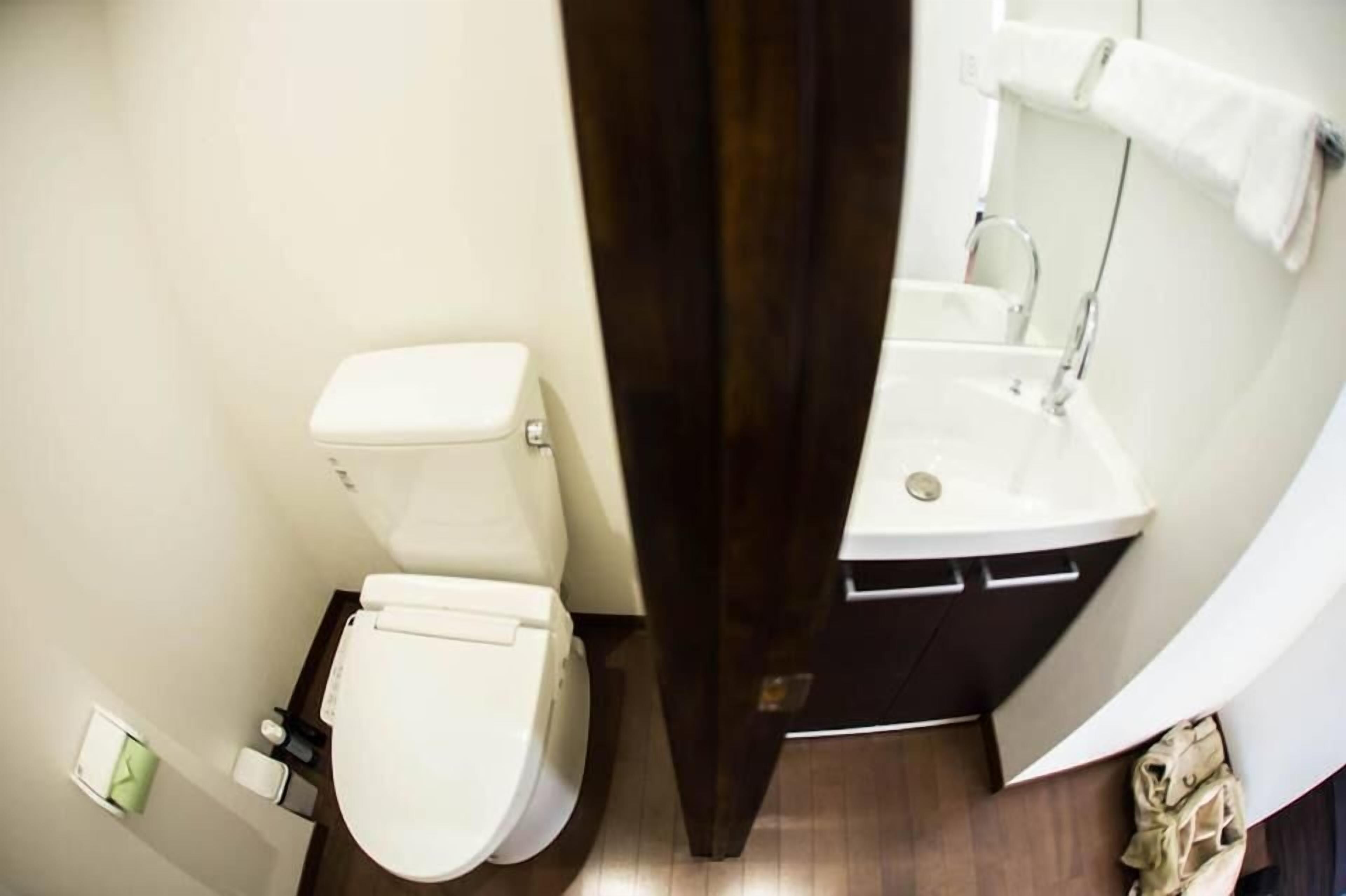 تجهيزات دش، مستلزمات مجانية للعناية الشخصية، مجففات شعر، خف للقدمين