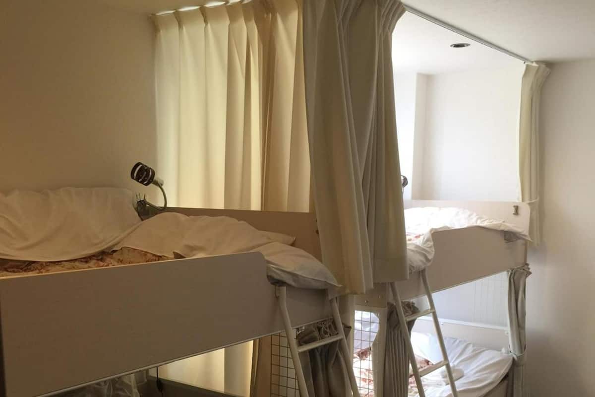 Een strijkplank/strijkijzer, gratis wifi, beddengoed