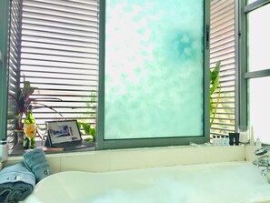 Een haardroger, handdoeken, zeep, shampoo