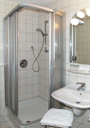 Douche, serviettes fournies