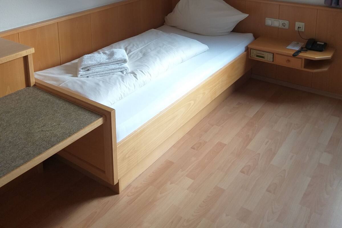 Eenpersoonskamer | Een bureau, gratis wifi, beddengoed