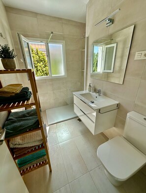 Badewanne, Haartrockner, Handtücher