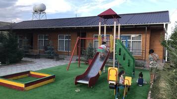 Children’s play area – outdoor