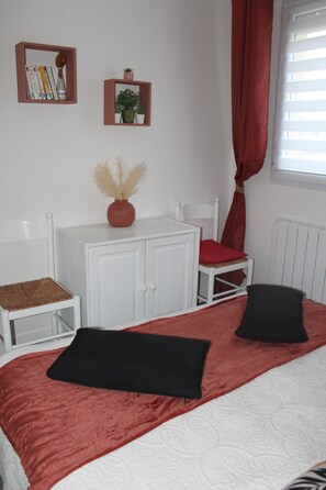 2 habitaciones, tabla de planchar con plancha y cuna de viaje 