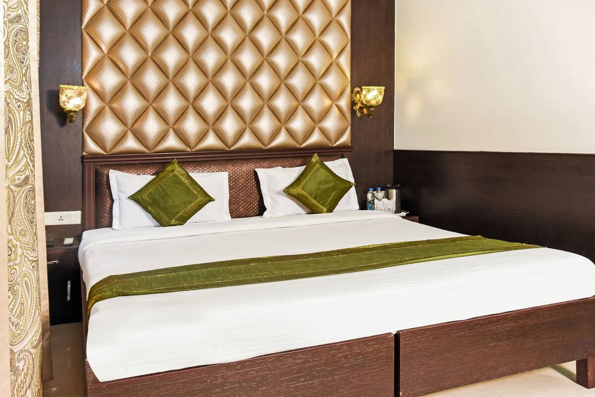 Deluxe Room | Desk, rollaway beds, free WiFi, bed sheets