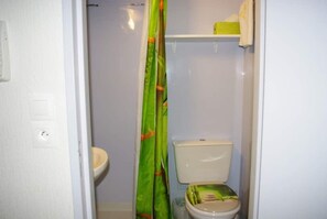 Haartrockner, HandtĂŒcher, Toilettenpapier