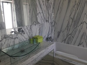 Ensemble douche/baignoire, sèche-cheveux, bidet, serviettes fournies