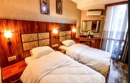 Minibar, cortinas blackout, sistema de insonorización y wifi gratis